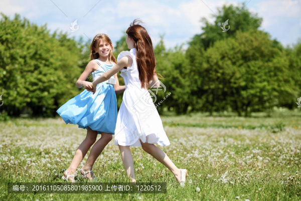 兩個(gè)女孩在公園里玩