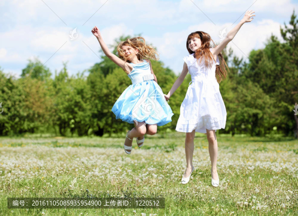 兩個女孩在公園里玩