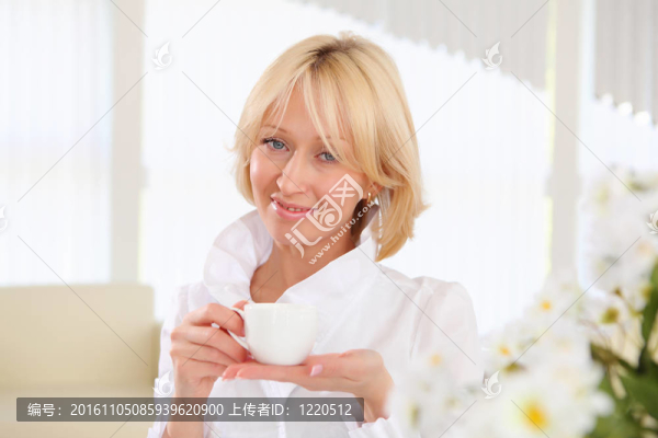 一個(gè)杯子的年輕女士的肖像