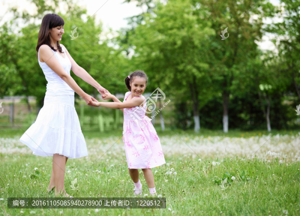 年輕的母親和她的小女兒