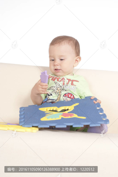 可愛的沙發(fā)上的嬰兒