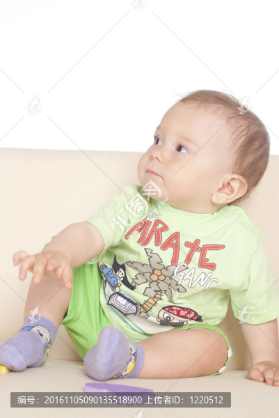 可愛(ài)的沙發(fā)上的嬰兒