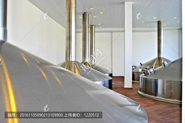 波希米亞啤酒與不銹鋼罐