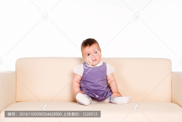 漂亮的嬰兒在沙發(fā)上