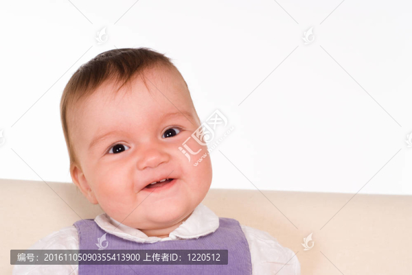 漂亮的嬰兒在沙發(fā)上