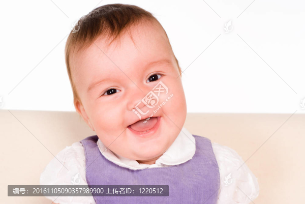 漂亮的嬰兒在沙發(fā)上
