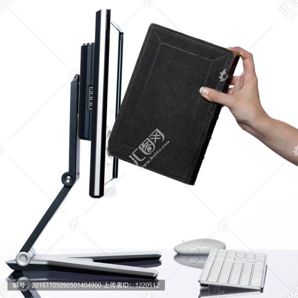 女人手放書在電腦顯示器上