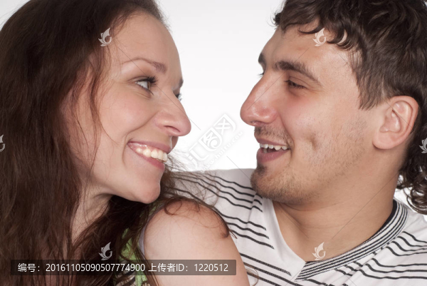 可愛的情侶微笑