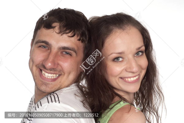 可愛的年輕夫婦