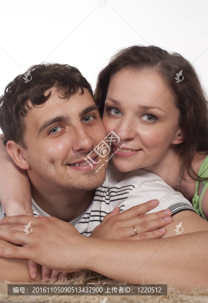 可愛的夫婦躺