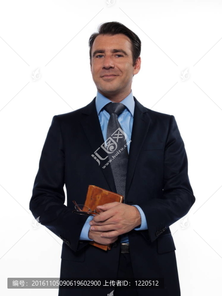 男老師捧著書微笑著