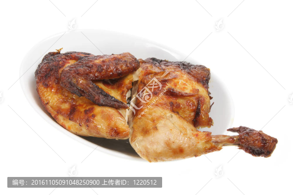 碟上的烤雞肉