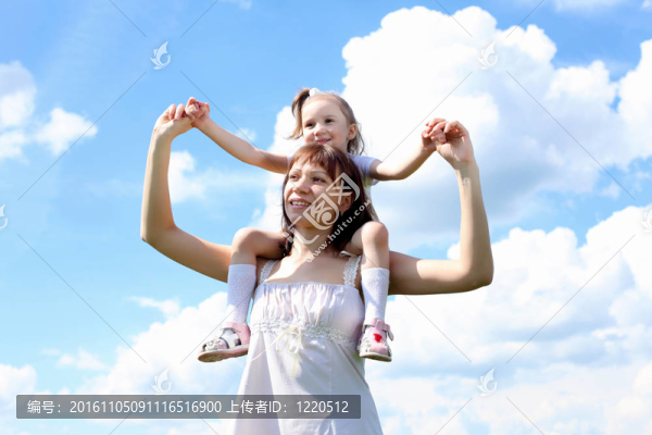 母親帶著女兒在戶外