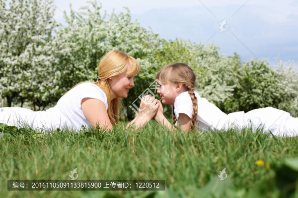 帶媽媽的女孩在春天公園