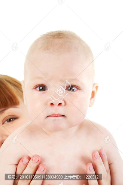 抱著嬰兒