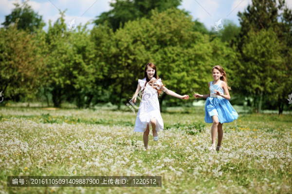 兩個女孩在公園里玩