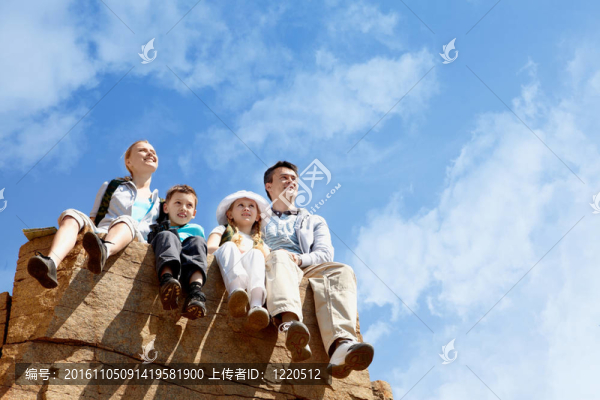 營員們在懸崖邊