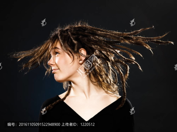 年輕女孩，長(zhǎng)長(zhǎng)的頭發(fā)