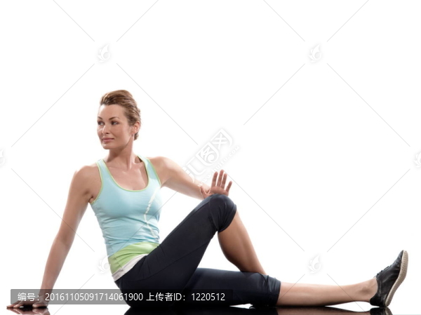 在白色背景上腹部旋轉(zhuǎn)運(yùn)動(dòng)姿態(tài)的女人。仰臥起坐；伸直一條腿，彎曲另一條腿。抱著膝蓋，把它向你10-20