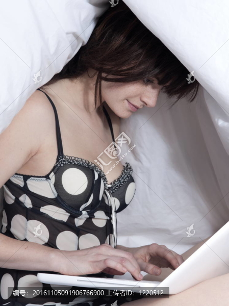 床上的女人覺醒