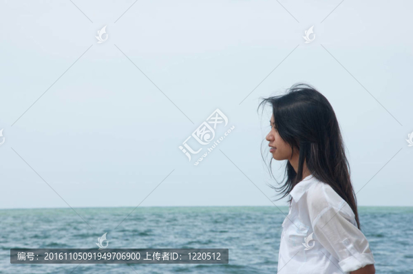 在海灘上放松