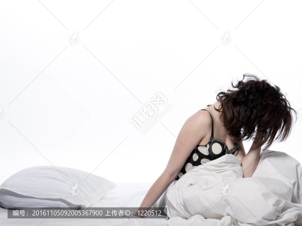床上的女人覺醒