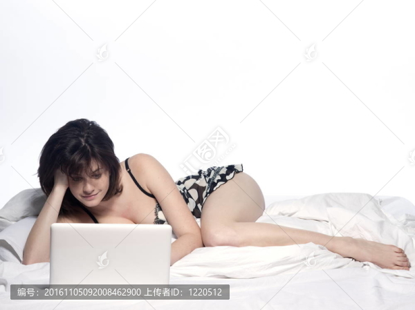 床上的女人覺(jué)醒
