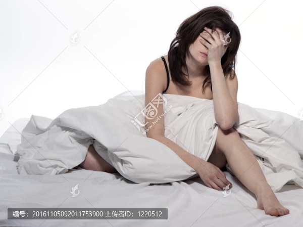 床上的女人覺醒
