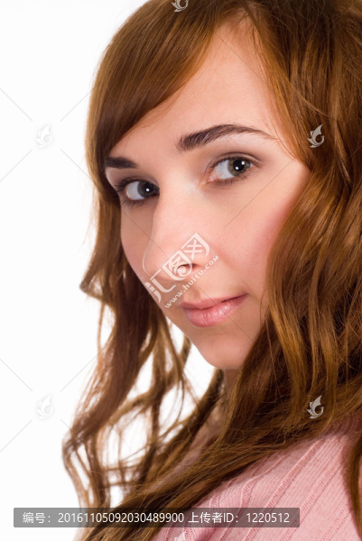 漂亮的女孩在白色