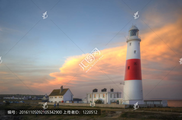 夏日的夕陽(yáng)下，古老的燈塔沐浴在陽(yáng)光下