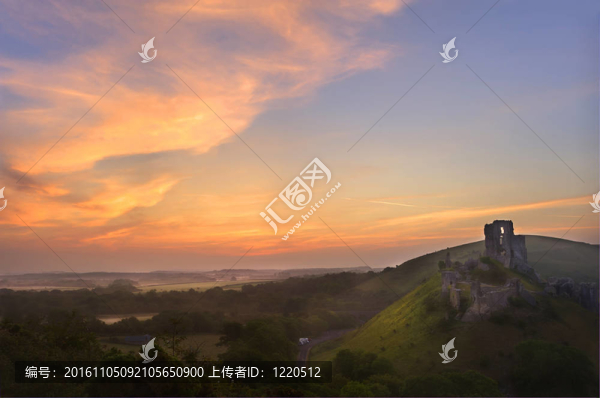 美麗的夢(mèng)幻般的童話城堡遺址對(duì)浪漫多彩的日出