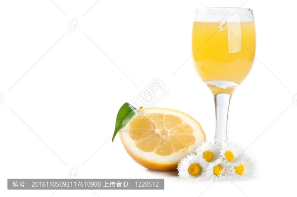檸檬和果汁在一個(gè)玻璃