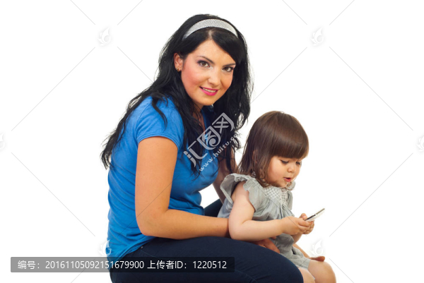 母親與蹣跚學(xué)步的女孩