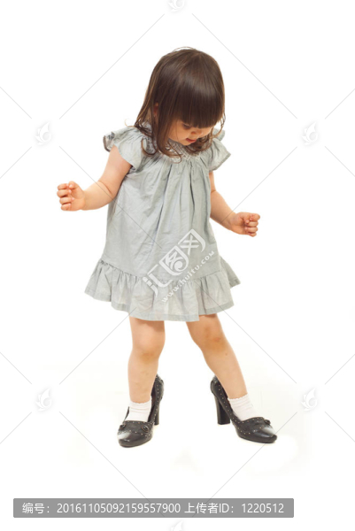 穿大鞋的小女孩