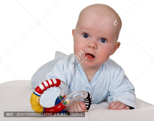 帶有彩色塑料玩具的嬰兒
