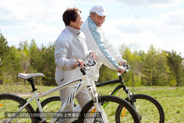 騎自行車的夫婦