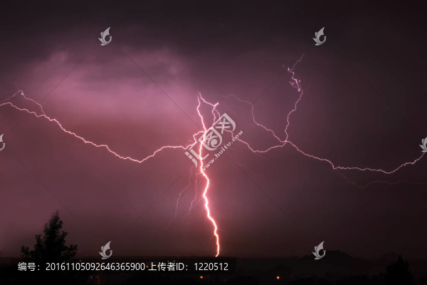 閃電雷暴；夜間多云的天空