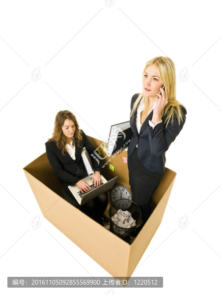 在一個小辦公室里的女人
