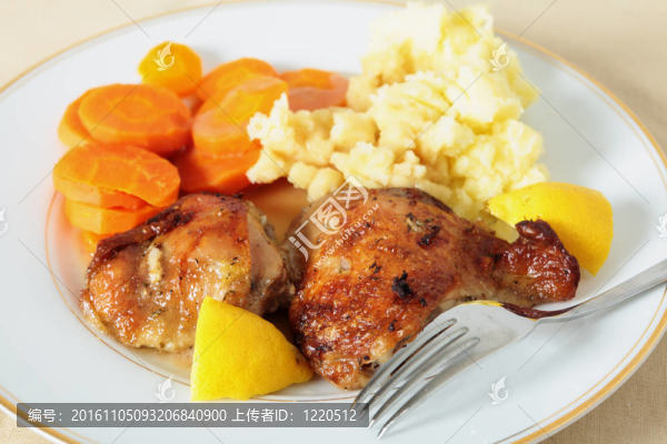 烤雞肉土豆和胡蘿卜