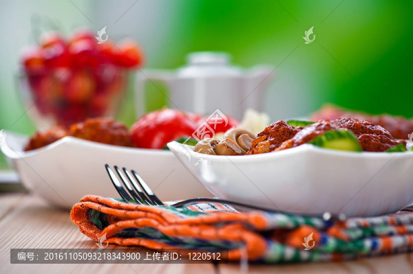 肉丸；黃瓜；番茄；蘑菇；甜面包；水果；S