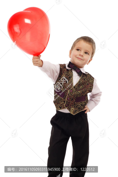微笑的小男孩給了一個紅色的氣球