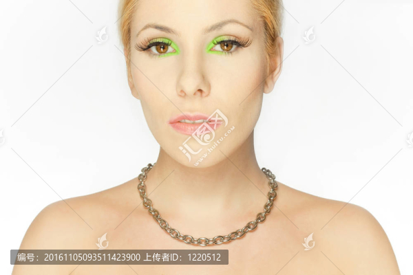 美麗的金發(fā)女孩，眼睛是綠色的