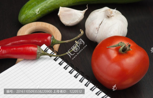 烹飪食譜和蔬菜的筆記本