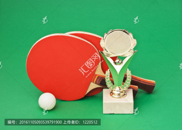 體育獎(jiǎng)和網(wǎng)球拍在綠色的桌子