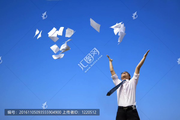 生意人放松，向藍天扔白皮書