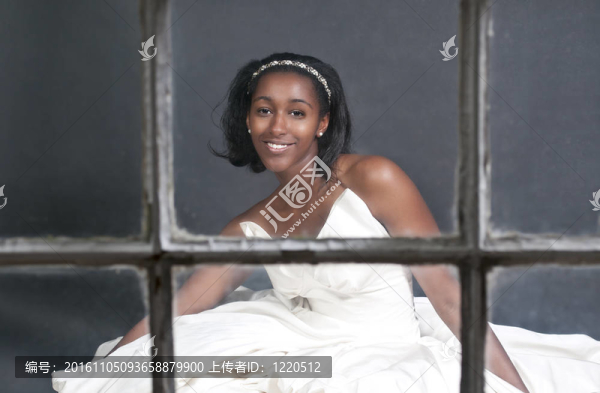 穿著婚紗的黑人女性