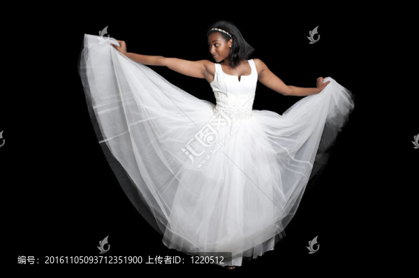 穿著婚紗的黑人女性
