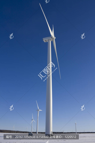 雪場(chǎng)中的風(fēng)力發(fā)電機(jī)-匯圖網(wǎng) www.fosd68.com 雪場(chǎng)中的風(fēng)力發(fā)電機(jī)