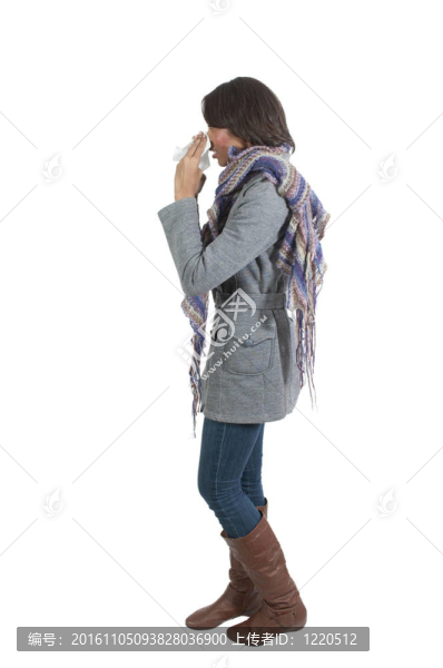 女人吹她的鼻子