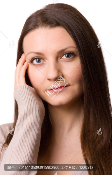 一個年輕漂亮的女人孤立在白色背景上的頭像。